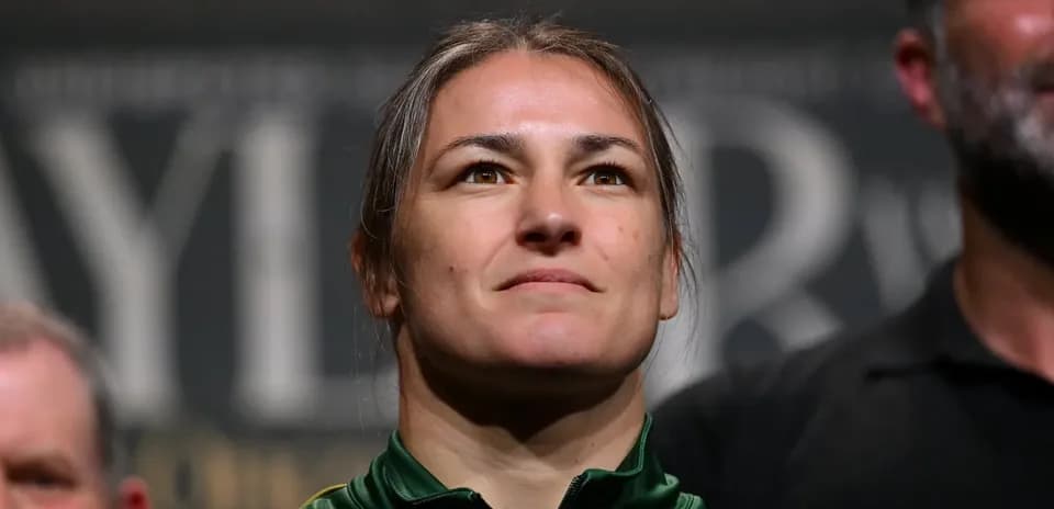 Boxeadora en evento de pesaje antes de la pelea