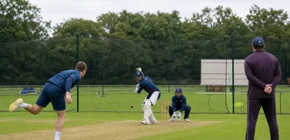 Jugadores de cricket entrenando en el campo