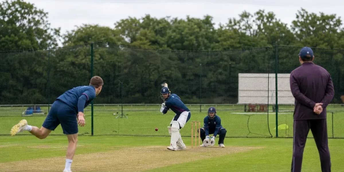Jugadores de cricket entrenando en el campo