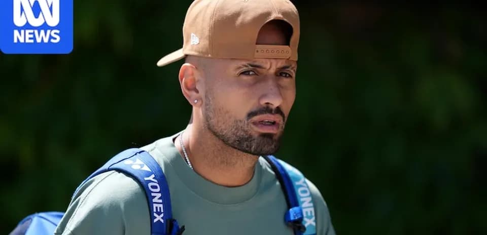 Jugador de tenis con gorra y mochila en exterior
