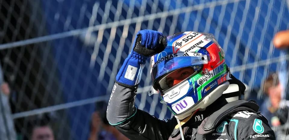 Piloto celebrando tras una carrera en el circuito