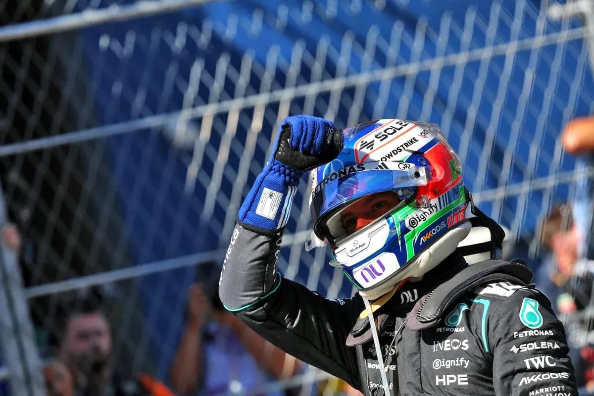 Piloto celebrando tras una carrera en el circuito
