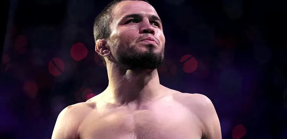 Luchador de MMA en el ring antes de la pelea