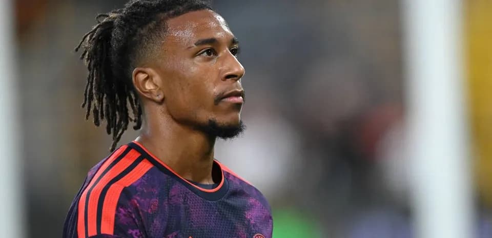 Jugador con camiseta de Bayern Múnich en campo