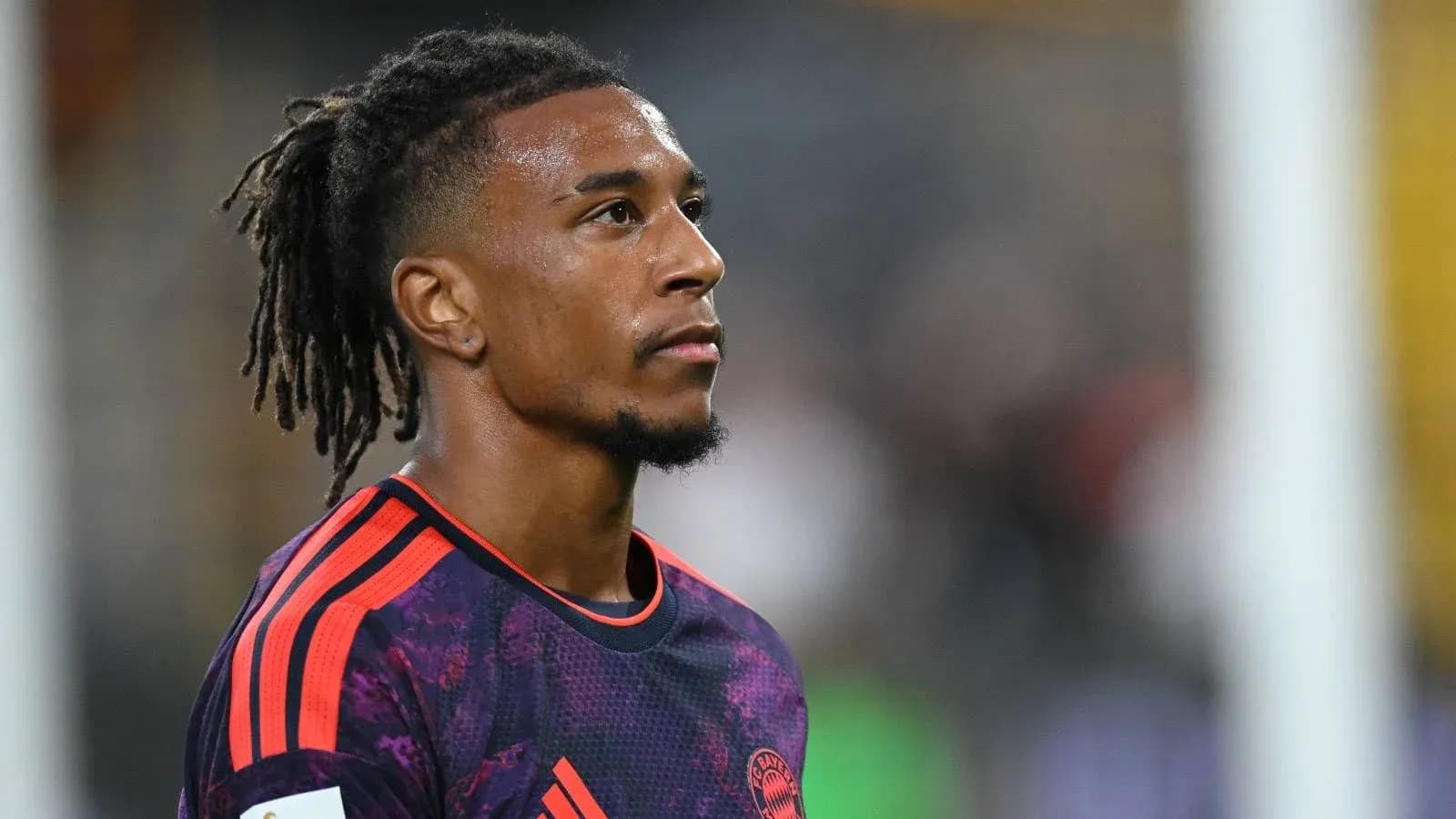 Jugador con camiseta de Bayern Múnich en campo