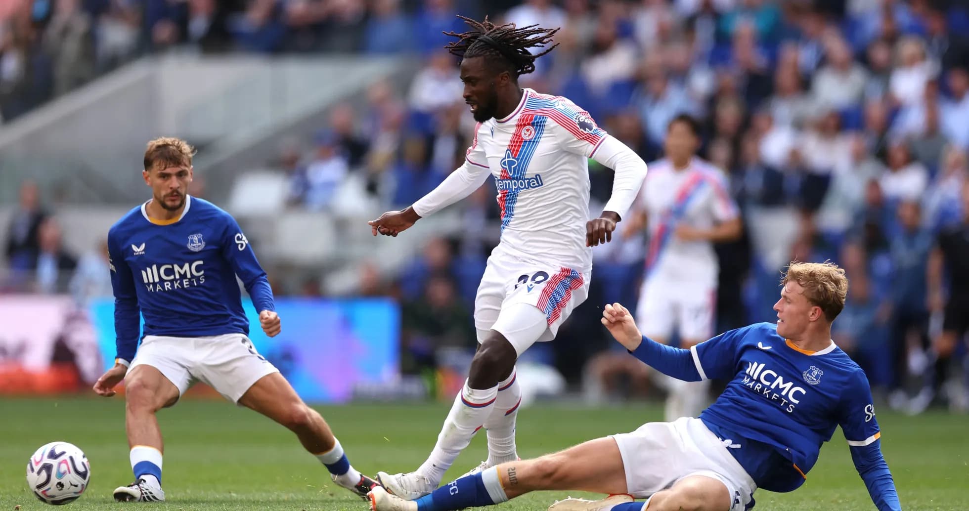 Jugador de Crystal Palace driblando entre dos rivales
