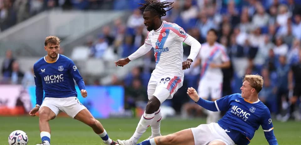 Jugador de Crystal Palace driblando entre dos rivales