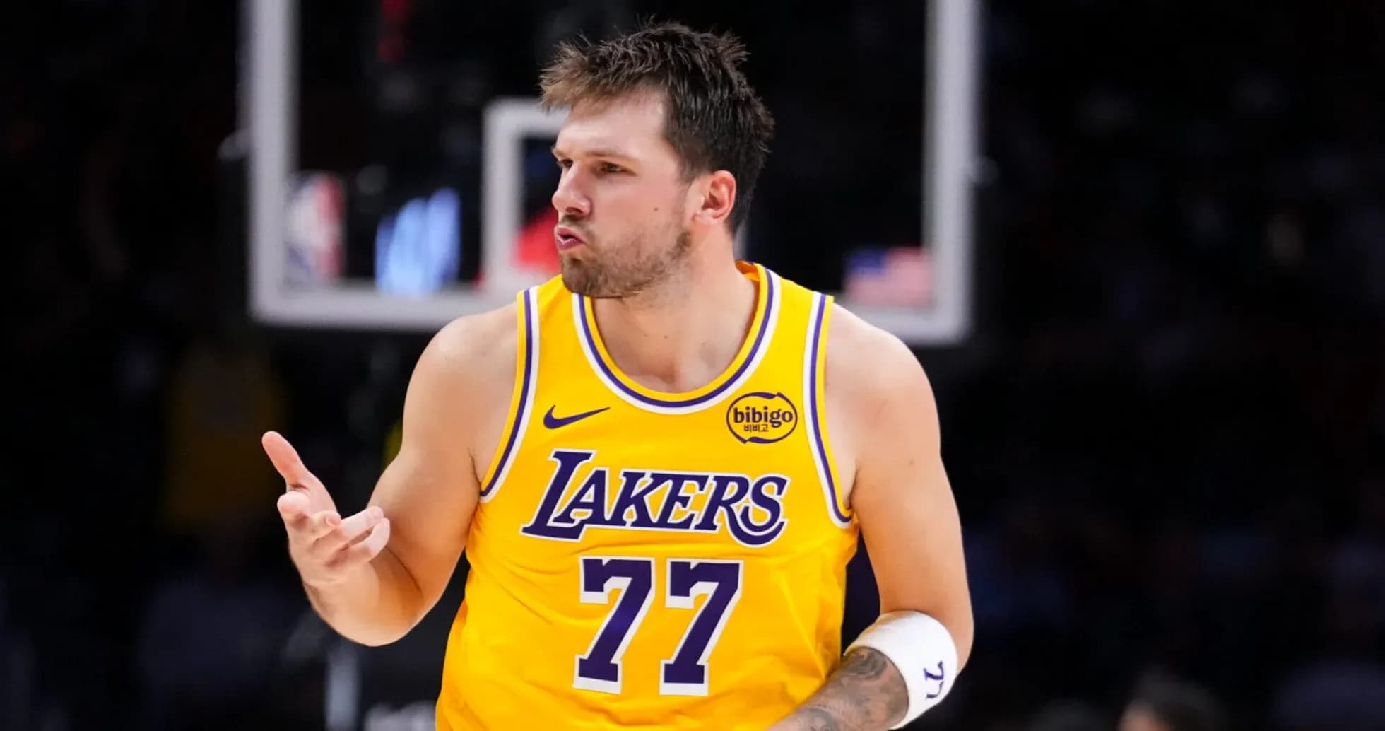 Jugador de los Lakers gesticulando en la cancha