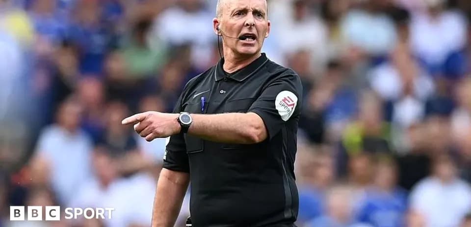 Árbitro señalando una decisión durante el partido