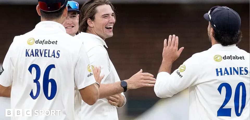 Jugadores celebrando un wicket en el cricket