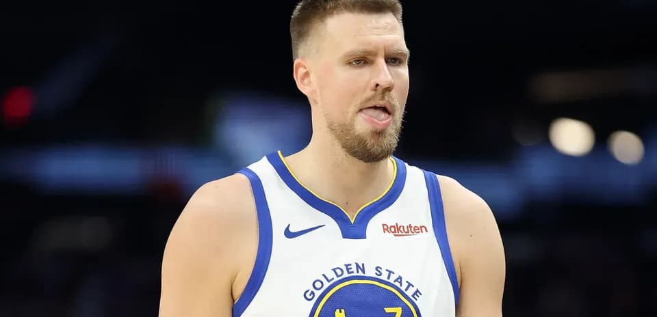 Jugador de baloncesto con uniforme de Golden State