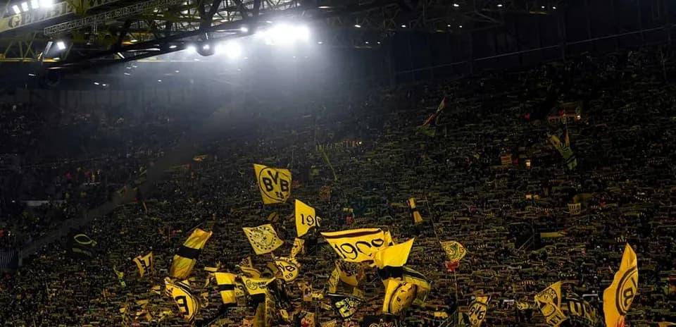 Aficionados de Borussia Dortmund con banderas en el estadio