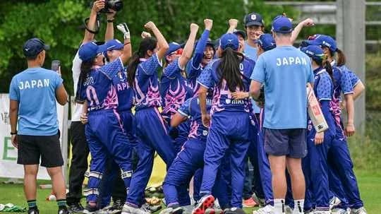 Jugadoras de cricket de Japón celebrando en grupo