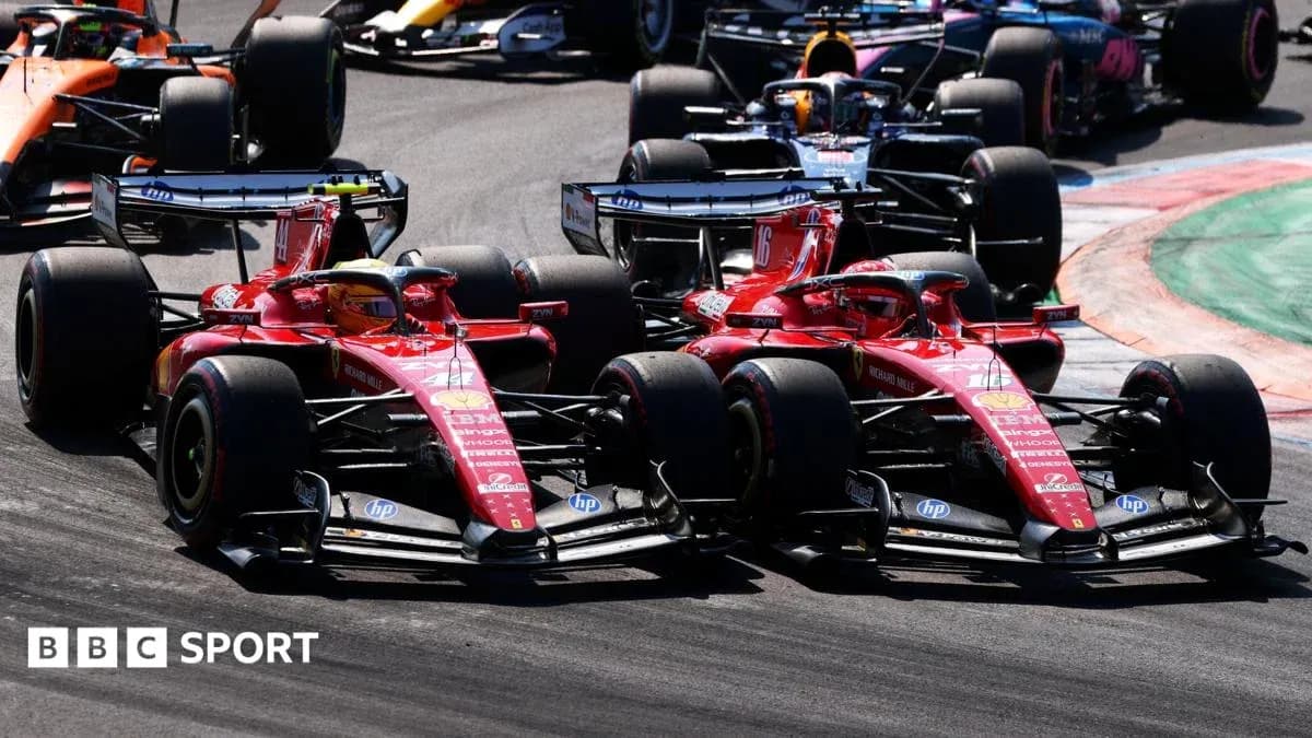Dos coches de Ferrari compitiendo en la pista