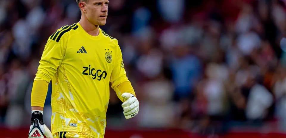 Portero de Ajax en uniforme amarillo durante partido