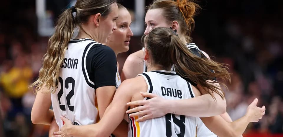 Jugadoras de baloncesto celebrando en un abrazo
