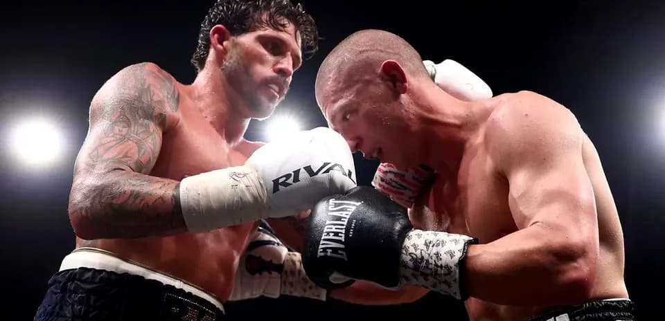 Dos boxeadores en combate en el ring