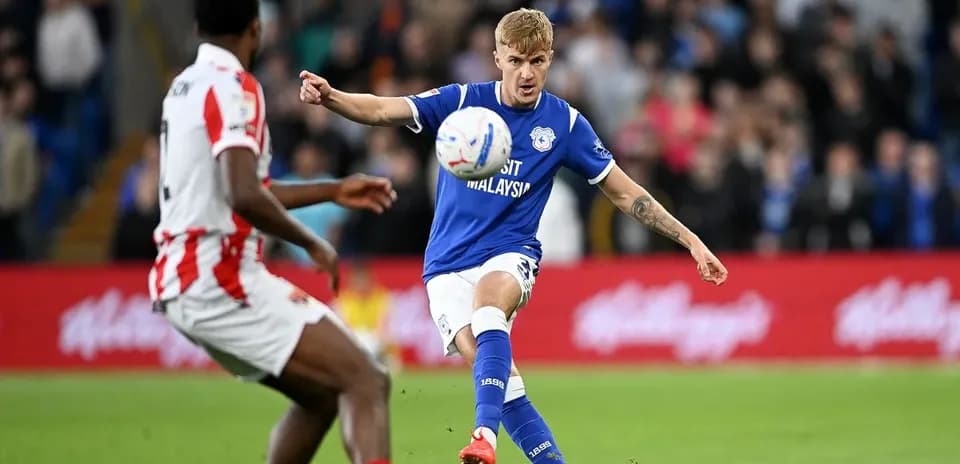 Jugador de Cardiff City pateando el balón en el partido