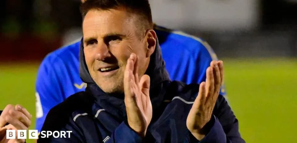 Entrenador aplaudiendo durante el partido