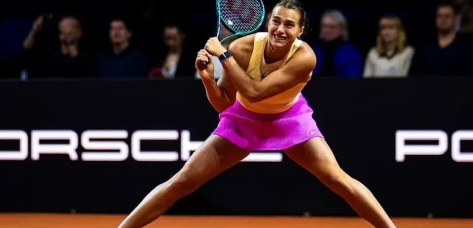 Jugadora de tenis golpeando la pelota en la cancha