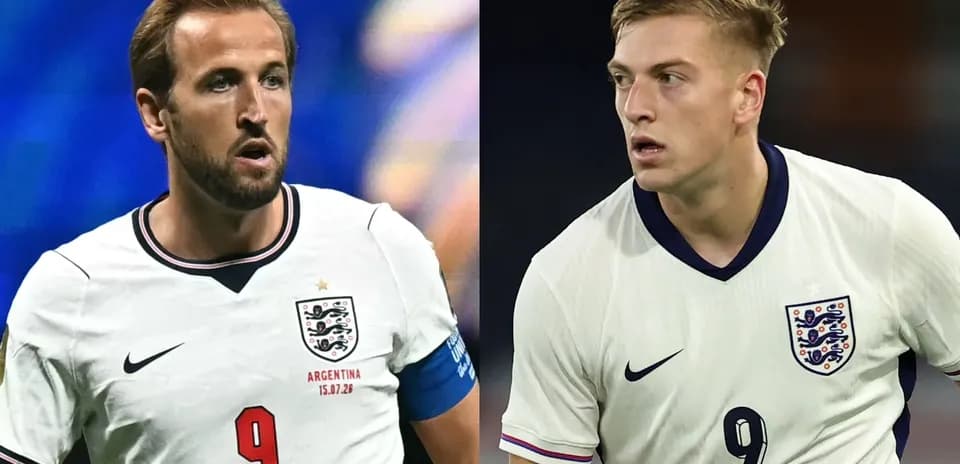 Dos jugadores de Inglaterra en uniforme de fútbol