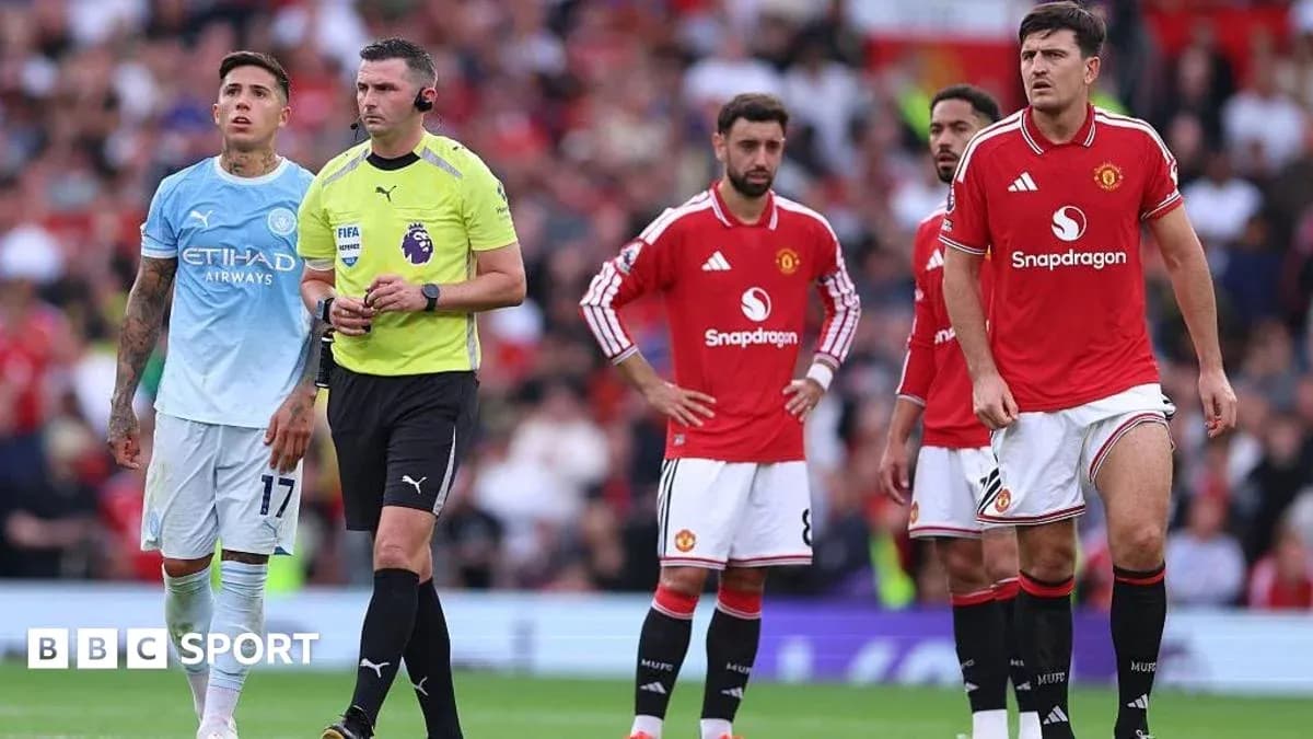 Jugadores de Manchester United y árbitro en el partido