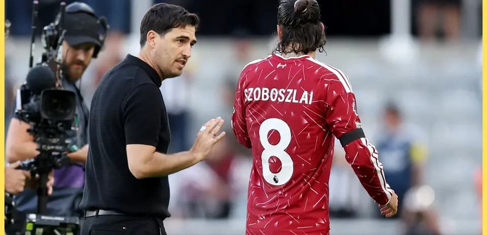 Entrenador hablando con Szoboszlai en el campo