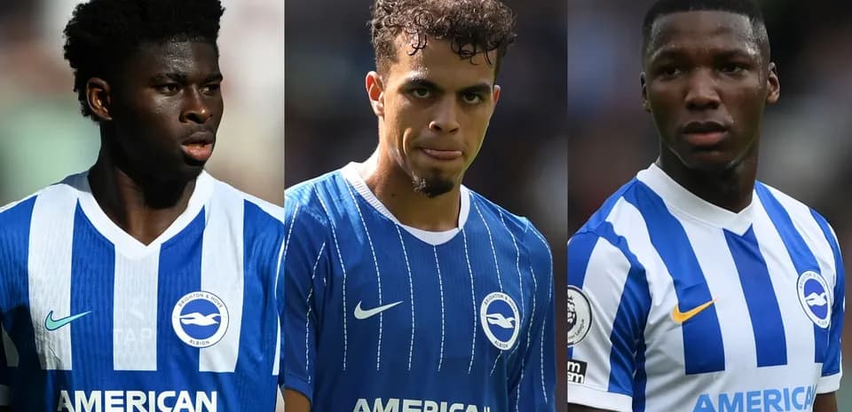 Tres jugadores de Brighton en uniforme durante partido