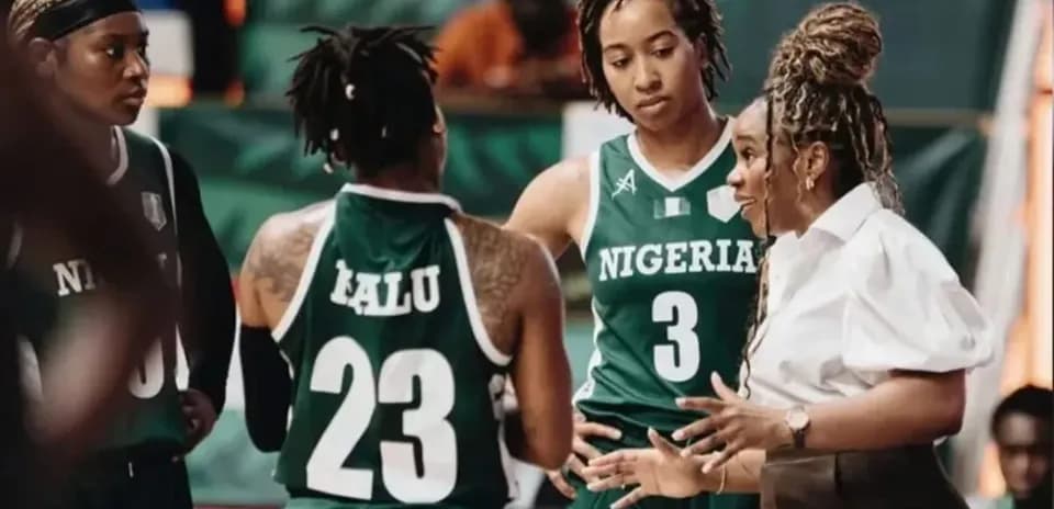 Entrenadora hablando con jugadoras del equipo de Nigeria