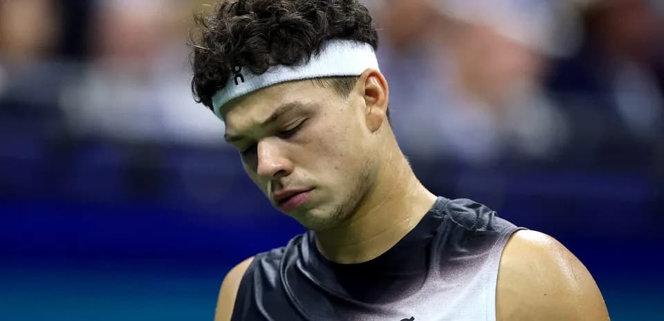 Jugador de tenis mirando hacia abajo en la cancha