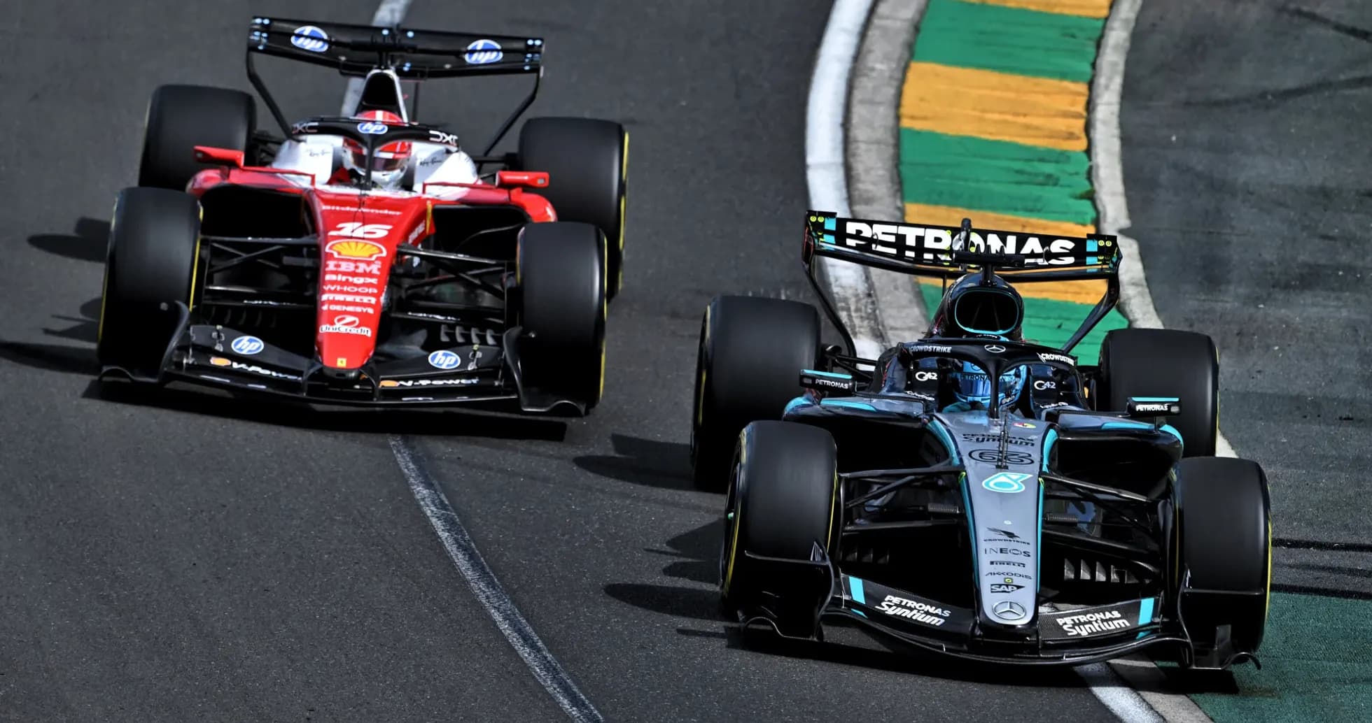 Dos coches de Fórmula 1 compitiendo en la pista