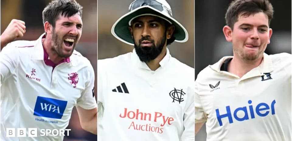 Tres jugadores de cricket posando en diferentes uniformes