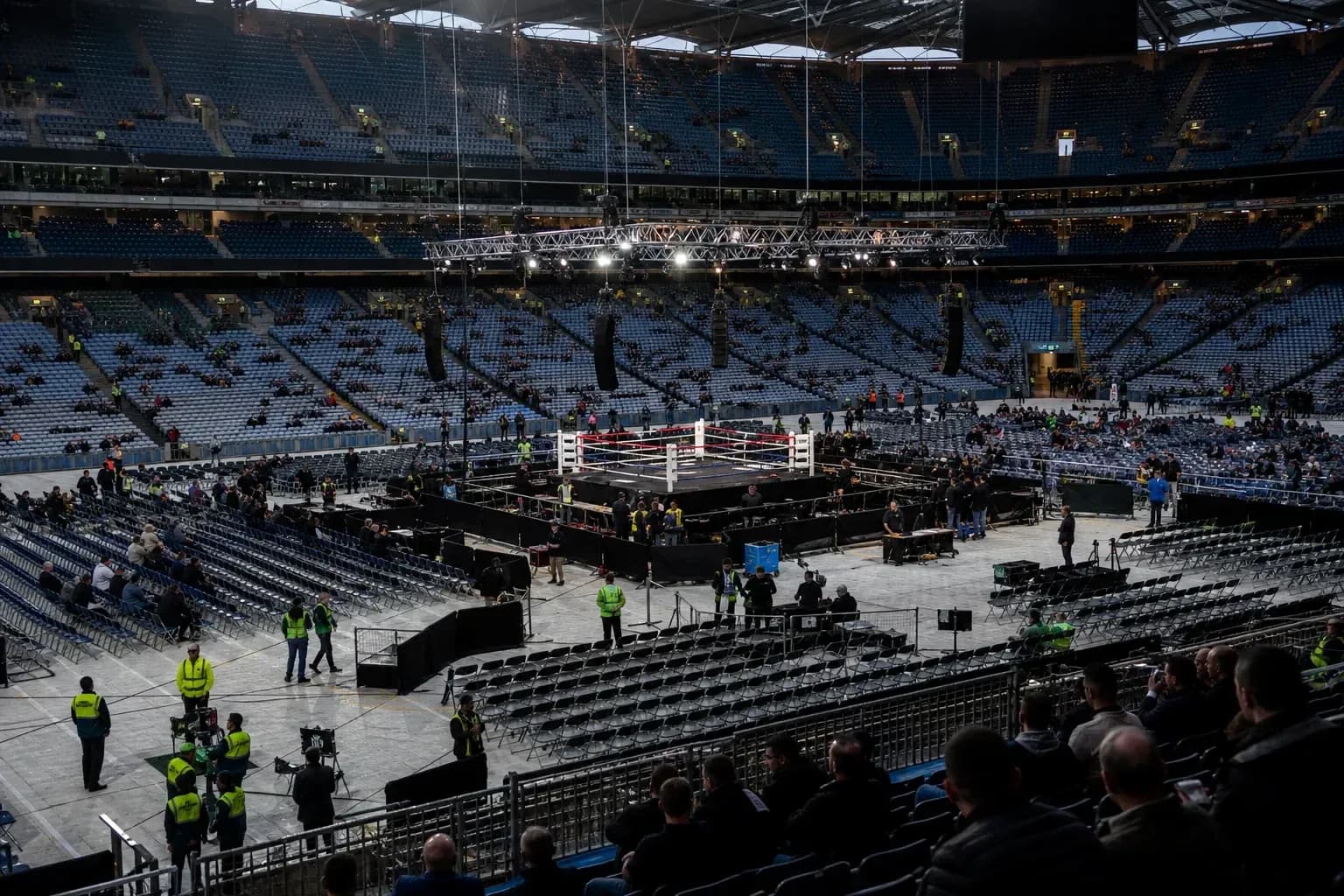 Ring de boxeo en estadio con público presente