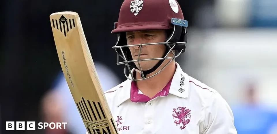 Jugador de cricket con bate en campo de juego