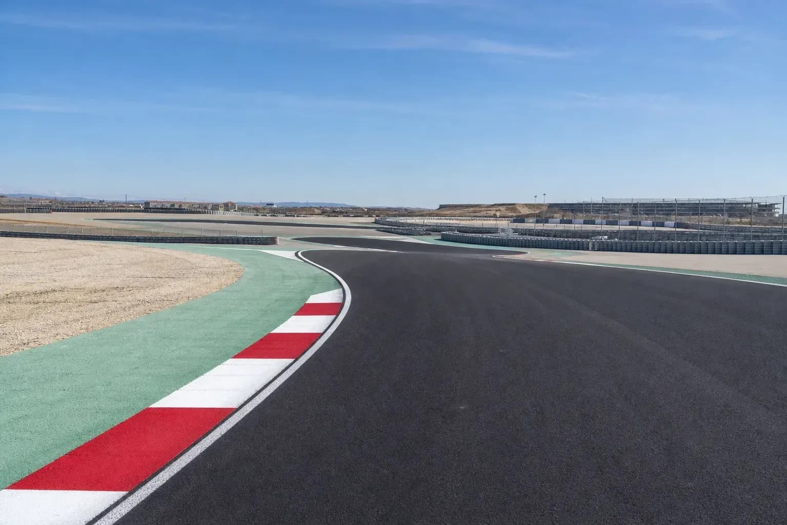 Curva de un circuito de carreras en un día soleado Curva de un circuito de carreras en un día soleado