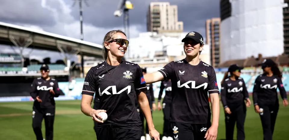 Jugadoras de críquet de Surrey en el campo