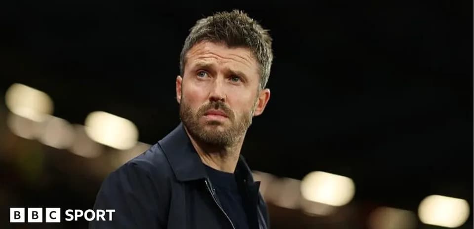 Entrenador observando el partido desde la línea de banda