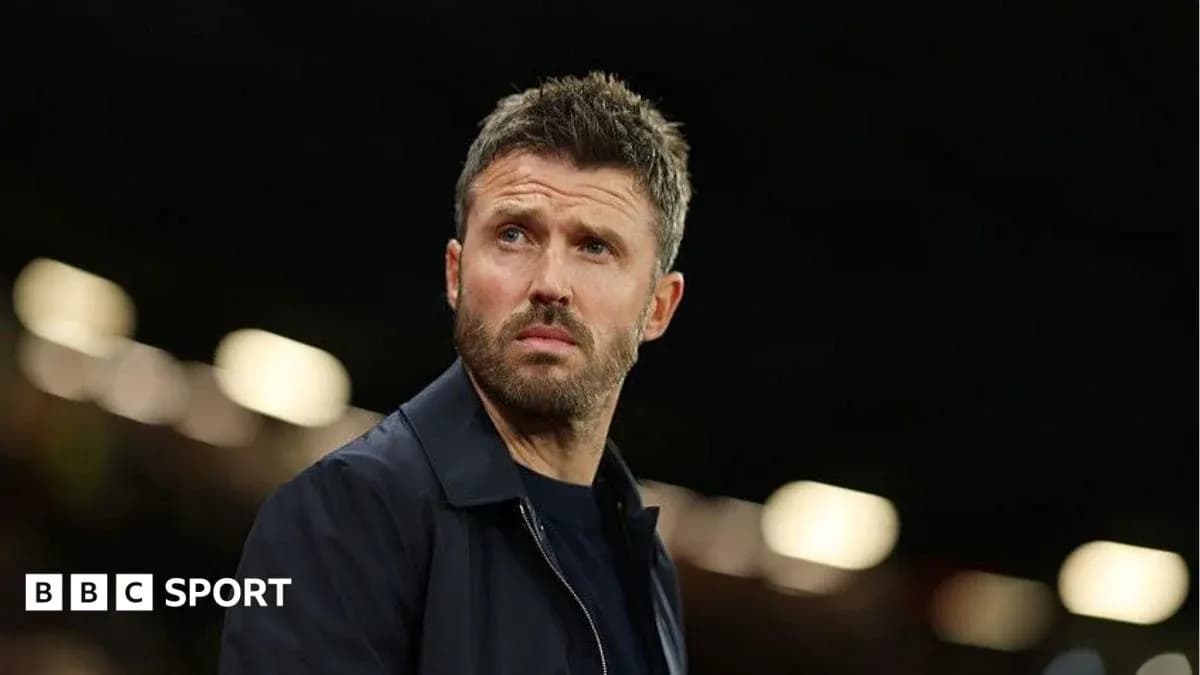 Entrenador observando el partido desde la línea de banda