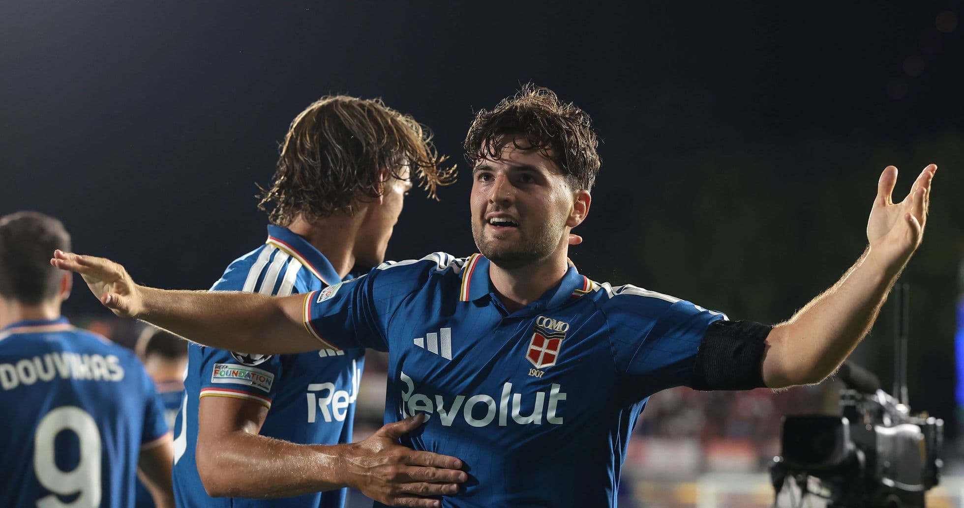 Jugador celebrando un gol con compañeros de equipo