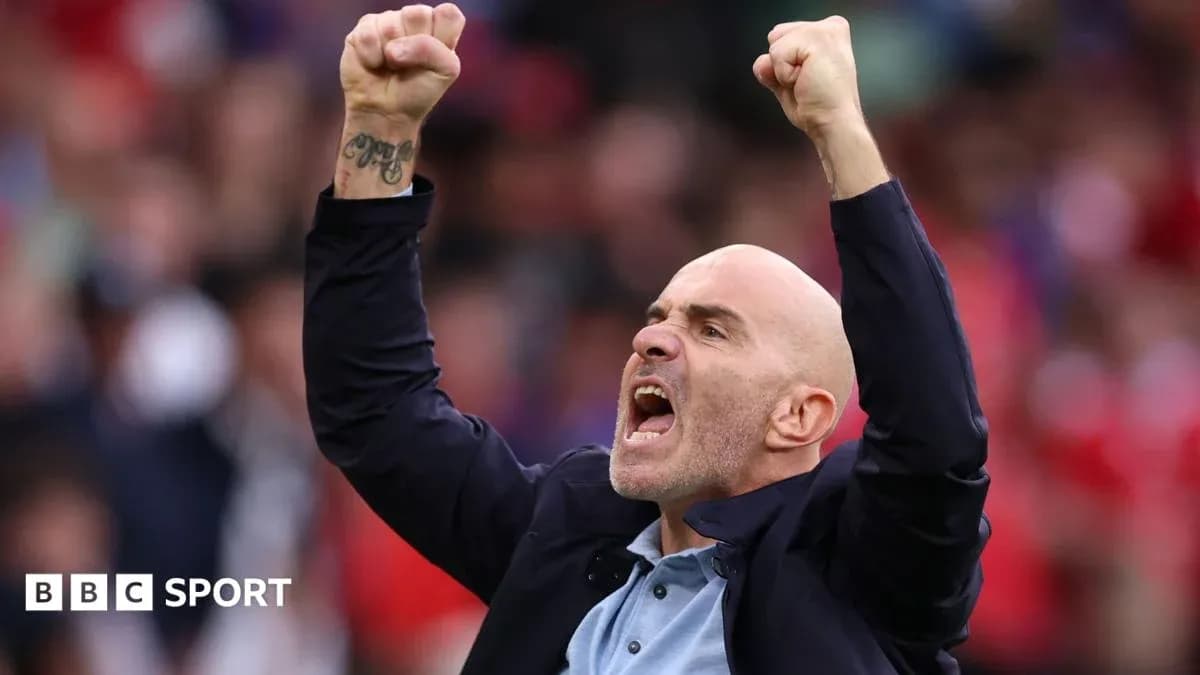 Entrenador celebrando con los brazos en alto