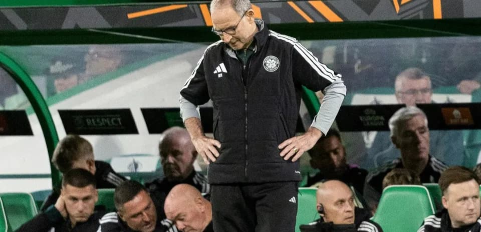 Entrenador en el banquillo con expresión preocupada