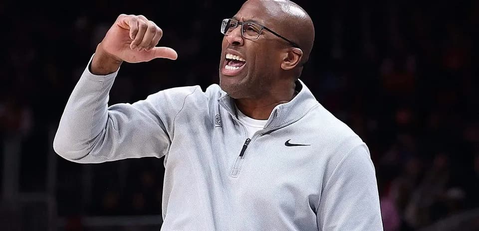 Entrenador gesticulando durante un partido de baloncesto