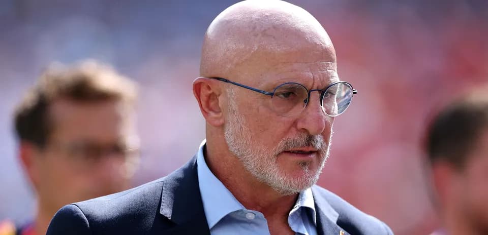 Entrenador observando el partido desde la banda