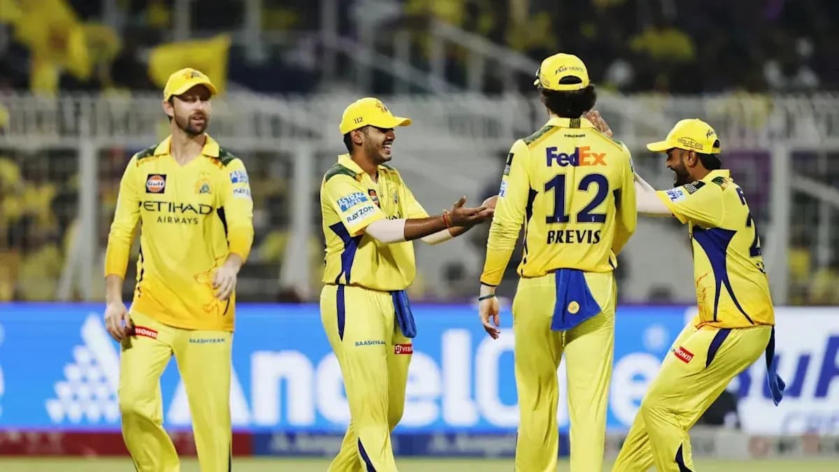 Jugadores de Chennai Super Kings celebrando en el campo