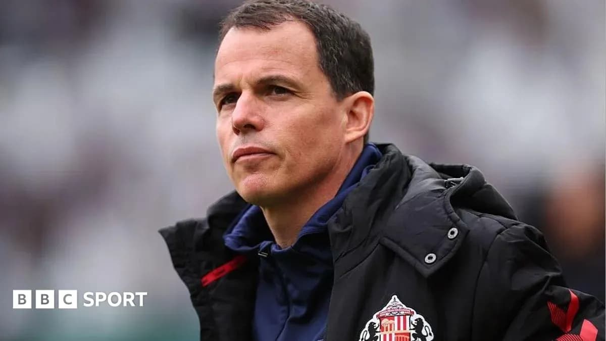 Entrenador de Sunderland en el campo durante el partido