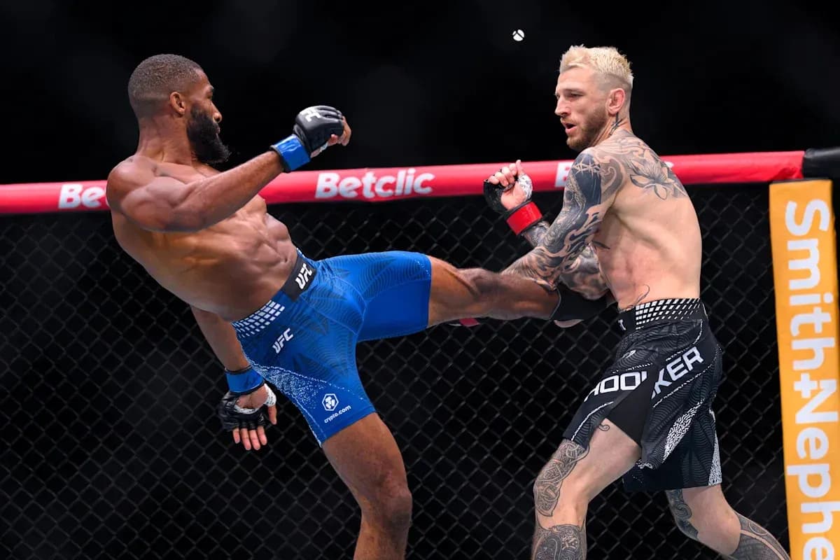 Luchadores en acción en combate de MMA