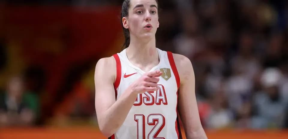 Jugadora de baloncesto señalando en la cancha