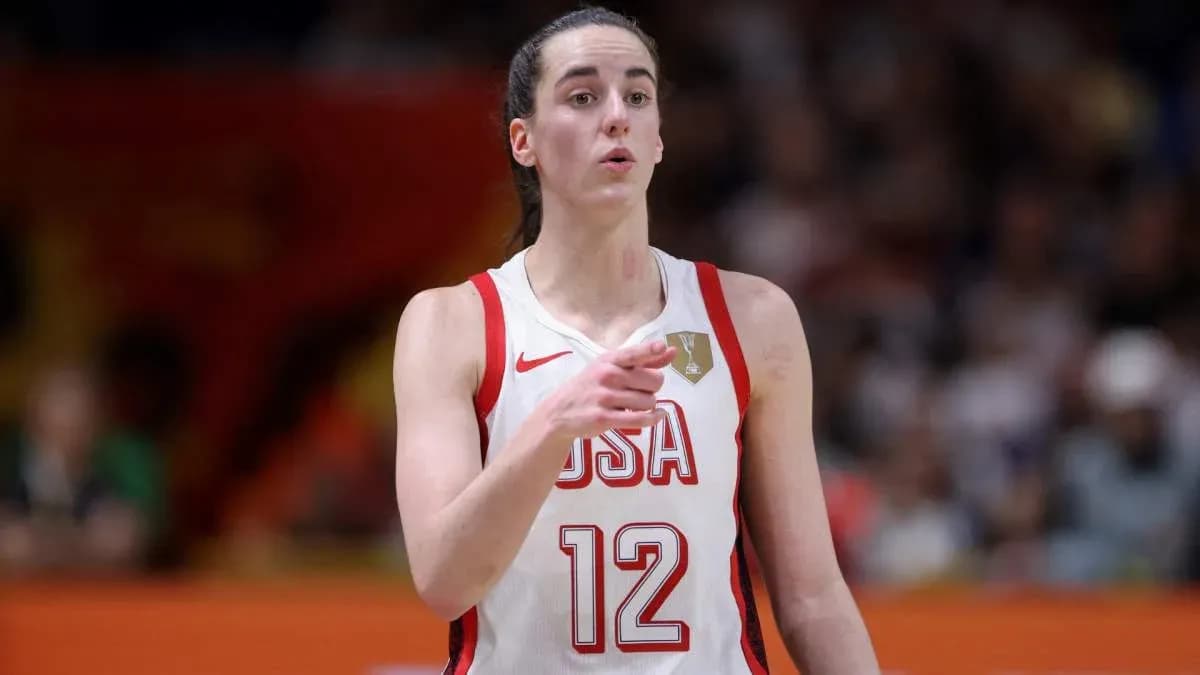 Jugadora de baloncesto señalando en la cancha Jugadora de baloncesto señalando en la cancha
