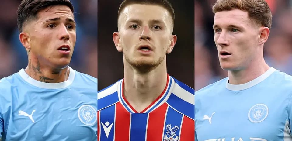 Tres jugadores de fútbol en uniforme de sus equipos