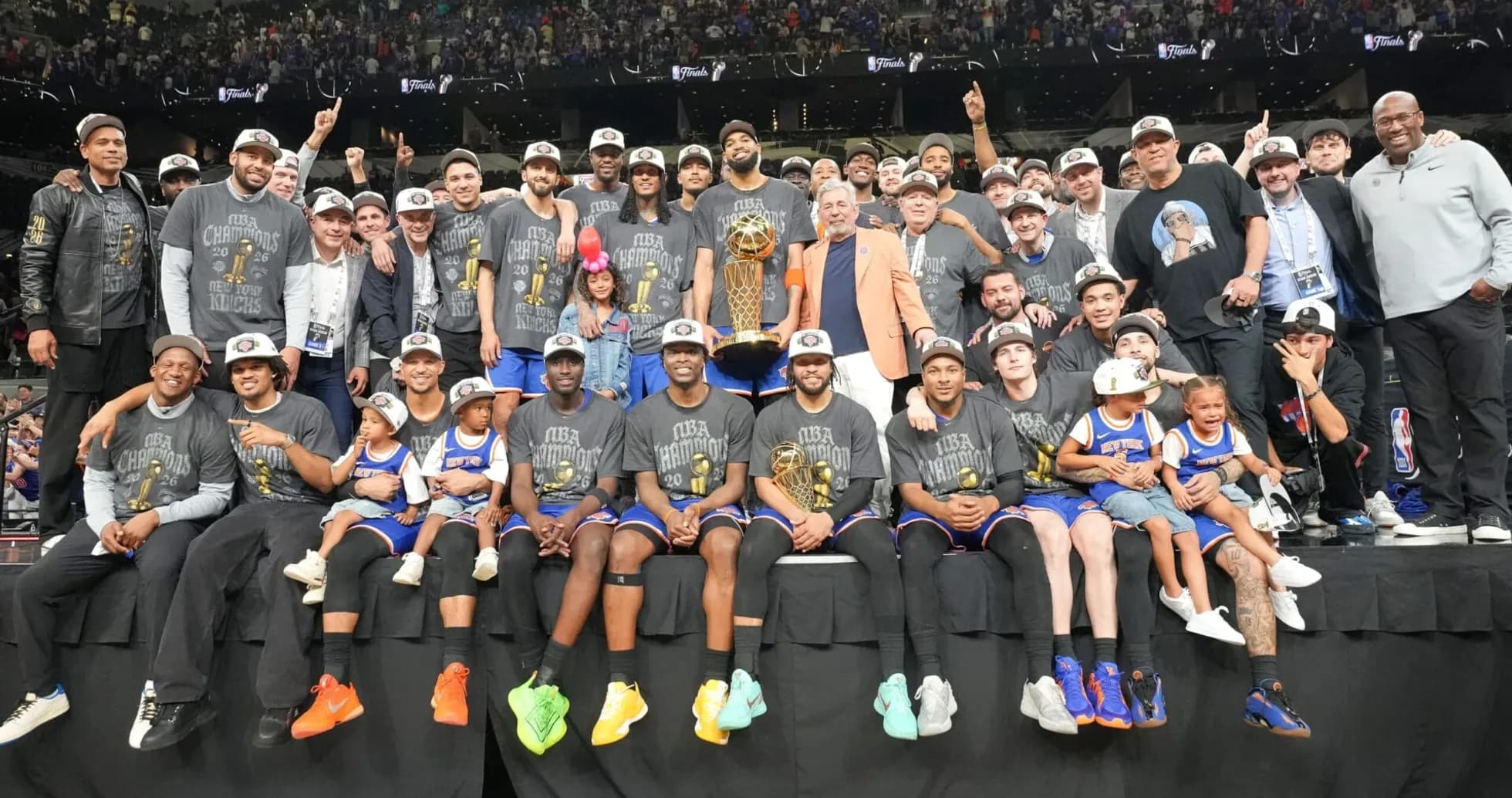 Equipo de los New York Knicks celebrando su campeonato